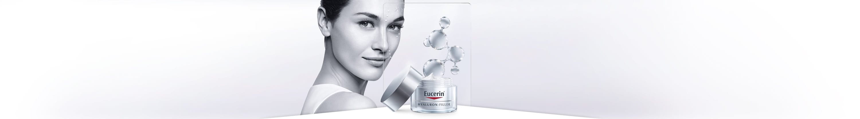 Femme qui utilise une crème antirides
